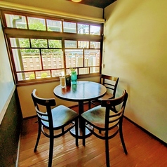 半個室でゆっくりとお食事できます