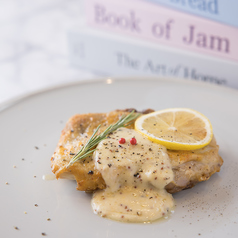 ≪注文必須の看板メニュー！≫ チキンソテー〜米粉のクリームソース〜 ￥1,680（税込）の写真