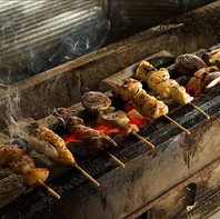 炭火で焼き上げた香ばしさと鶏の旨みが、一口で弾ける