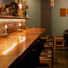 木の温もりが広がるゆったり空間。カウンターでは職人技を目の前に、テーブル席では仲間とワイワイ。照明がほんのり灯る店内で、居酒屋の賑わいとくつろぎが同居するひとときをお楽しみください。