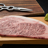 極上の肉質と美しい霜降りが目を惹く「A5ランク サーロインステーキ」。独自のドライエイジングで熟成させることで、溢れ出るジューシーな脂の甘みと芳醇な香りを極限まで高めています。表面を香ばしく焼き上げ、ナイフがすっと通る極上の柔らかさをご堪能ください。