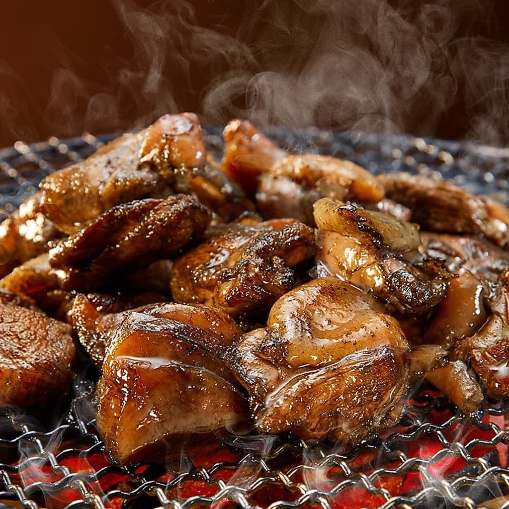 炭火の香ばしい香りと共に、焼き鳥・手羽先を存分に堪能できる「名駅串右衛門」