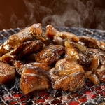 炭火の香ばしい香りと共に、焼き鳥・手羽先を存分に堪能できる「名駅串右衛門」