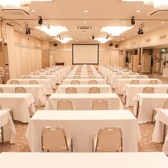 上品で広々とした空間は、ホテルならではの特別な雰囲気に包まれています。4名様掛けのテーブル席を20卓ご用意しており、少人数でのちょっとした会合から大人数のイベントまで、さまざまなニーズにお応えいたします◎レイアウトやお料理の手配など、ご要望がございましたら気兼ねなく当ホテルへお申しつけくださいませ。