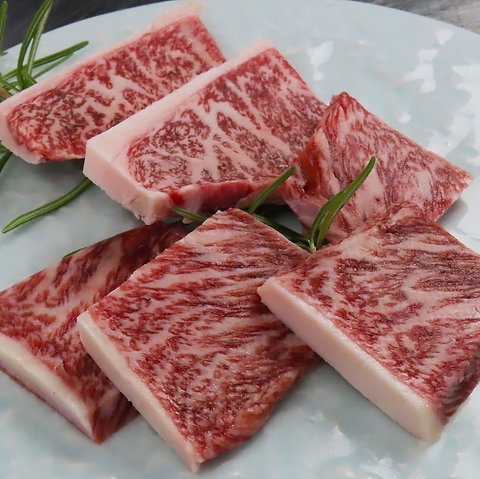 スタイリッシュな店内。希少な山形県尾花沢産など、高級和牛を格安で味わえる焼肉店！