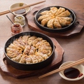 料理メニュー写真 鉄鍋餃子はもともと屋台から広まった、博多の味。かぼす胡椒と酢醤油で召し上がれ。