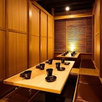 【テーブルタイプ】2～6名様用の扉付完全個室です。暖色系の照明と和の空間が特別な時間を演出♪