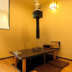 【排煙システム完備】足を伸ばしてのんびり出来る4～6名様用の掘りごたつ席をご用意。ファミリーでのご利用や、ご宴会にも◎家族みんなでシェアしながら、好きな部位を選んで楽しむのも一つの醍醐味です。