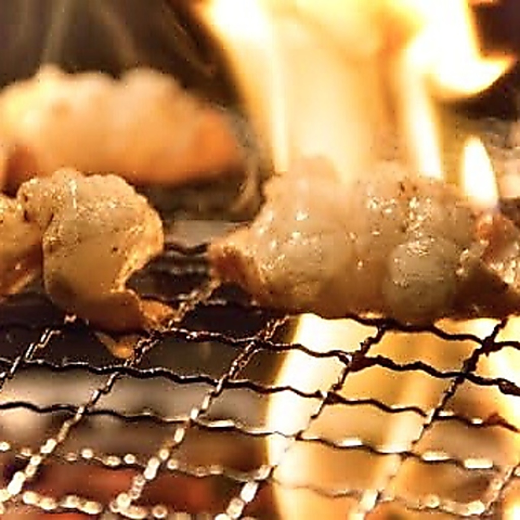 鮮度の良いホルモンを香ばしく。火が通るほどに脂の甘みが際立ち、お酒との相性も良い自慢の一品です