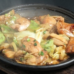 全国でも有名な鶏ちゃん焼きは岐阜の郷土料理。郡上味噌で鶏肉と大振り野菜を豪快に焼き上げます。