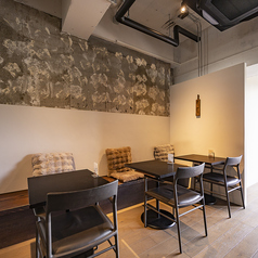 ゆったりご利用いただけるテーブル席