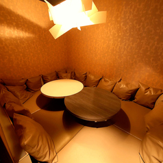 【ゆったりくつろげるクッションタイプの個室は2種類】女子会や、ご家族でのご利用に大人気!