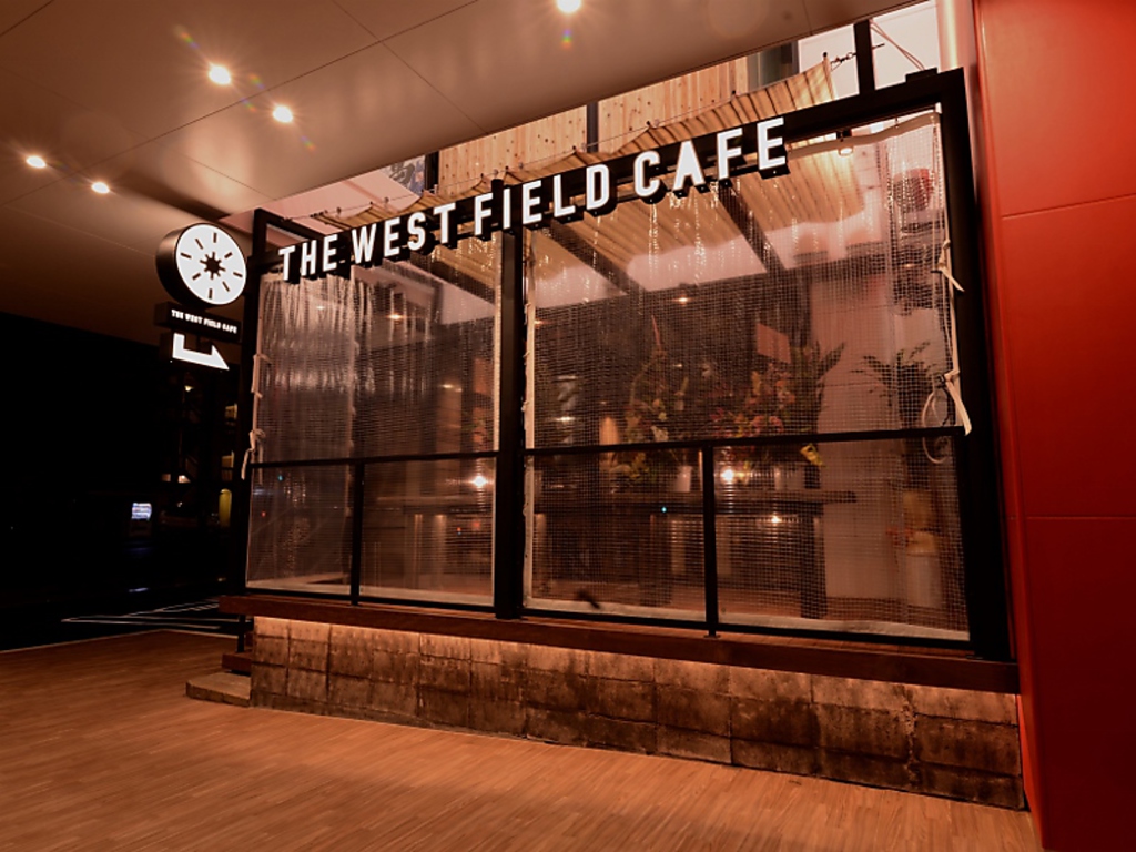 赤の壁が印象的なお店です。天気の良い日はテラス席もご用意してますよ☆