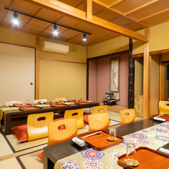 【貸切可能】全席個室仕様で、プライベート感を重視した設え。掘りごたつ式の座席で、足元からくつろげる快適な空間です。接待や大切な方との会食、団体でのご利用にも対応可能。静かに語らえるひとときをご提供します。