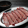 牛のホホ肉にあたる希少部位「天肉(ツラミ)」をシンプルに塩で味わう逸品!噛むほどに濃密な赤身の旨味が溢れ出し、適度な歯ごたえが癖になる味わいです。脂っぽさが少なくあっさりと召し上がっていただけるため、お酒のおつまみにもぴったりの人気メニューです。