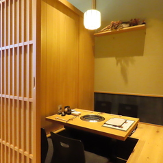 完全個室のこちらのお席は6名様席です。ご家族や会社接待などシーンに合わせてプライベートな個室空間で、贅沢な時間をお過ごしください！＊こちらの完全個室席はお会計金額の１０％を個室使用料として頂戴しております。