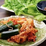 シャキシャキのキムチはお店自家製！絶妙な辛さでお肉やお酒とも相性が良く、ついつい箸が進みます！