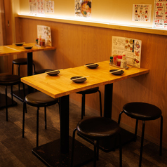 あたたかな灯りがどこかほっとする、2～4名様向けテーブル席！壁に並ぶメニューを眺めながら、料理を選ぶ時間にも会話が弾みます！飾らない雰囲気で、いつもの仲間と楽しいひとときをどうぞ！