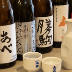 こだわって取り揃えた日本酒を豊富にご用意！隠し酒も含めた「おまかせ三種セット」もおすすめです！