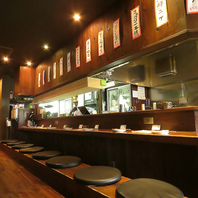 カウンターでは、料理長の手さばきとライブ感が醍醐味♪