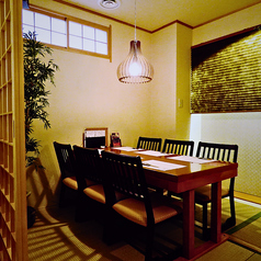 ～6名様までご利用可能なテーブル席。(連結可能)モダンでゆとりのある和空間が広がり、落ち着いた雰囲気の中でお食事を味わうことができます。【プライベート宴会、女子会、デートでのご利用に◎】