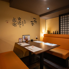 落ち着いた色合いが作る、おしゃれな雰囲気の広々とした店内。暖かな木のぬくもりを感じられるくつろぎ空間は、女子会やデートにも好評をいただいております。