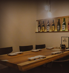 【小団体でもご利用可能】当店のテーブル席は、6人席1つ、4人席2つ、2人席5つをご用意。小団体のご利用にも柔軟に対応いたします。美味しい馬肉料理とお酒を存分に楽しめる空間で、友人や家族との特別なひとときをお過ごしください。ゆったりとした雰囲気の中で、心温まる時間をお楽しみいただけます。お待ちしております♪