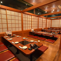 堀ごたつの半個室のお部屋です。8名様～16名様でご利用いただけます。仕切りをとれば大人数での団体様のご利用も可能です。
