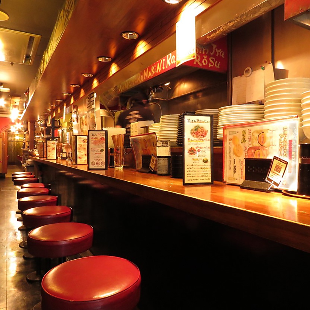 入口を入ると…活気溢れる店内は気軽に立ち寄れる雰囲気！サク飲みにぴったりのカウンター席☆