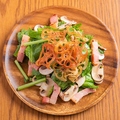 料理メニュー写真 マッシュルームとベーコンのグリーンサラダ