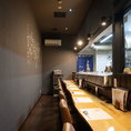 お一人様や少人数様のサク飲みサク飯にもおすすめのカウンター席。落ち着きのある店内でごゆっくりお過ごしください。