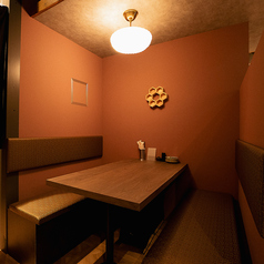 梅干サワーやレモンサワー片手にほっと落ち着く時間をお過ごしいただけます。天ぷらやおつまみを囲んで、渋谷の夜をゆったり楽しんで。