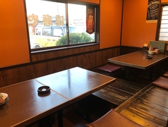 喫煙席4人掛け×2卓のご用意です。ゆったりとお食事するのにぴったり♪