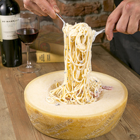 花畑牧場のチーズを使用したメニューはワインとぴったり