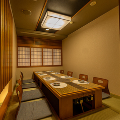 【駅より2分】宴会・ご接待にぴったり！個室の隠れ家空間で当店自慢の料理と美酒をご堪能下さい！最大30名での宴会が可能な大型席や、少人数での利用も可能なところなど、人数と利用シーンにあわせてご案内させて頂きます！ 