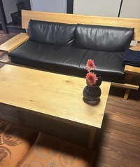 ソファーに座るもよし、座敷に座るもよしご自宅のようにおくつろぎください