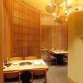和モダンで豪華な内装の店内。テーブル席は４名様迄のお席が６卓ございます。広々としたテーブル席でお食事を楽しみながら、ごゆっくりおくつろぎいただけます。