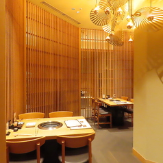 和モダンで豪華な内装の店内。テーブル席は４名様迄のお席が６卓ございます。広々としたテーブル席でお食事を楽しみながら、ごゆっくりおくつろぎいただけます。