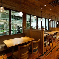 水の流れる泉を望む特別なお席