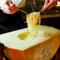 料理メニュー写真&nbsp;【大きなチーズの塊の中で和える、濃厚パスタ】