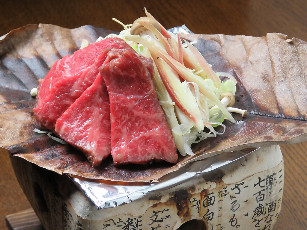 大豆麹と麦麹を使用した岐阜の「郡上味噌」とA5等級の飛騨牛を朴葉の上で焼く料理。朴葉の香りも◎