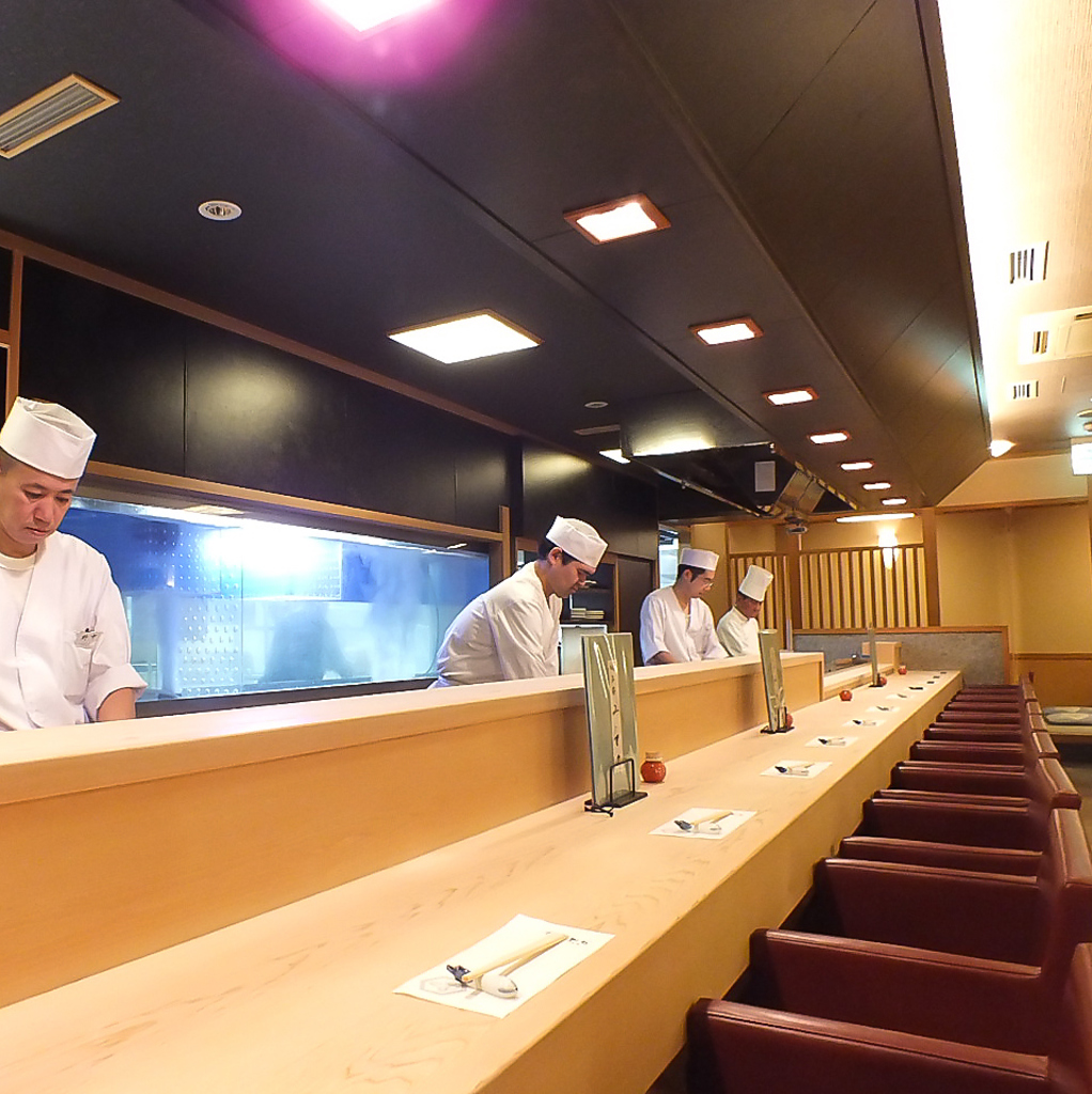 1階にある長――いカウンター席は会話を楽しみながら職人の手技を間近でお楽しみ頂ける特等席です。