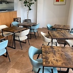 前方にステージスペースを設けたテーブル配置