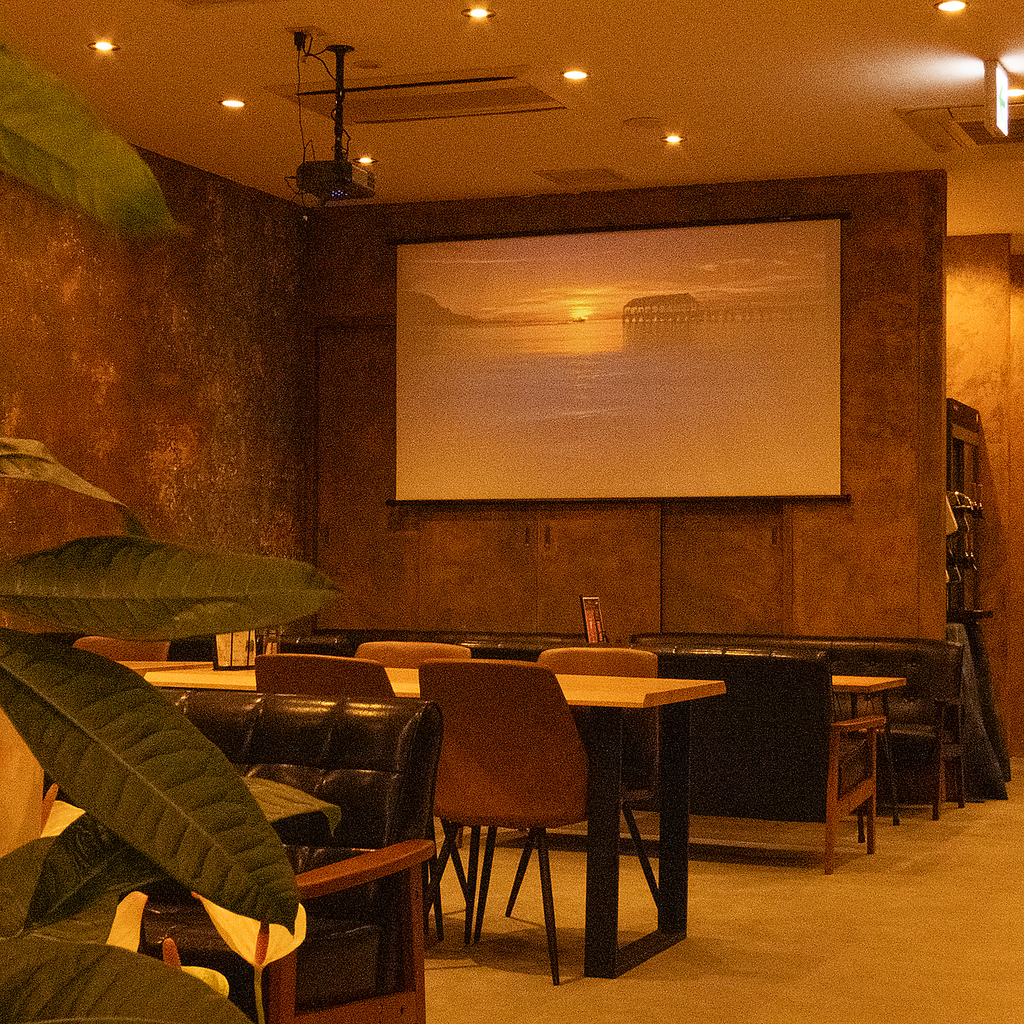 結婚式の2次会や各種パーティーに欠かす事のできない大型プロジェクターなどの設備も充実してます！