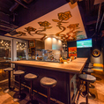 9席のカウンター席は、おひとり様に最適なリラックスできる空間です。気軽に立ち寄れる雰囲気で、ゆったりとお食事をお楽しみいただけます。駅近ですので仕事終わりのちょい飲みにもお気軽にご利用ください！シックなインテリアの中で、心地よいひとときをお過ごしいただけます◎