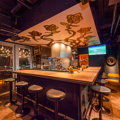 9席のカウンター席は、おひとり様に最適なリラックスできる空間です。気軽に立ち寄れる雰囲気で、ゆったりとお食事をお楽しみいただけます。駅近ですので仕事終わりのちょい飲みにもお気軽にご利用ください！シックなインテリアの中で、心地よいひとときをお過ごしいただけます◎