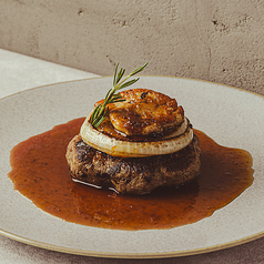 ≪和牛レアハンバーグ　ロッシーニ風≫盛り付けにもこだわった、見た目もカワイイ逸品の数々！の写真