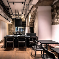 コンクリートを基調としたインダストリアルな空間