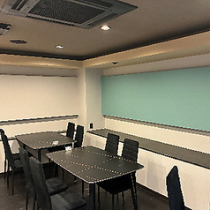 友人との飲み会、女子会、ご家族でのお食事など、どんなシーンにも心地よく馴染む広々としたテーブル席です。隣を気にせず、名物の伊豆牛や美味しいお酒を囲んでワイワイ賑やかにお過ごしいただけます。人数に合わせてお席を繋げることも可能ですので、ちょっとしたプチ宴会にもお気軽にご利用ください!