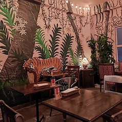 広々としたスペースで、友人や家族との楽しい会話を楽しむのに最適な席です。温かみのあるインテリアが心地よい雰囲気を醸し出し、ゆったりとした時間を過ごせます。特別な日のお祝いからカジュアルなランチまで、あらゆるシーンに対応できるフレキシブルな空間です。